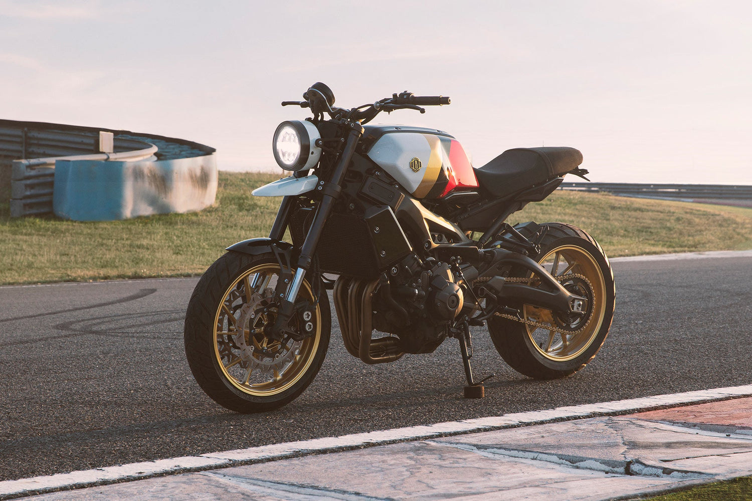 Bunker Chimera Yamaha XSR900 Custom plug and play gas tank cover kit
